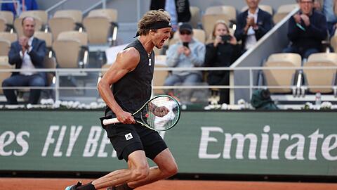 Alexander Zverev setzte sich gegen Carlos Alcaraz in vier Sätzen durch.