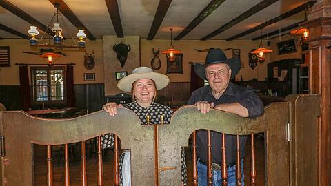 Club-Managerin Jenny Schneider und Vorsitzender Gerhard Lack stehen im Eingang des Saloons - das Herzstück des Vereins.