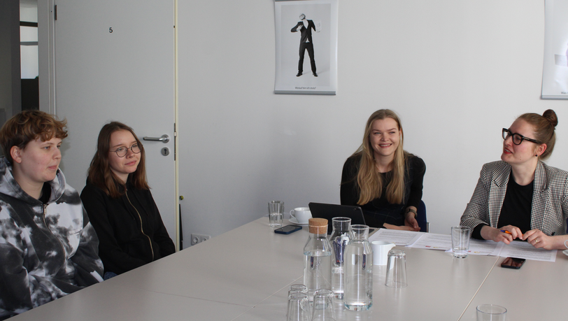 Mia Seitz und Vanessa Baron (v.l.) suchen eine Ausbildung. Clara Nitsche und Julia Post (r.) wollen Jugendlichen mehr Chancen bieten.