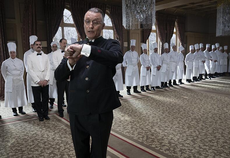 Jetzt kann das neue Jahrtausend losgehen: Oliver Masucci als Schweizer Hotelchef.