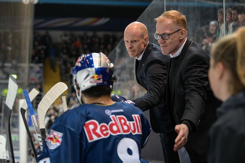 Toni Söderholm (hinten) bleibt aller Voraussicht nach Cheftrainer des EHC Red Bull München. Interims-Co-Trainer Niklas Hede (r.) könnte zur Dauerlösung werden.