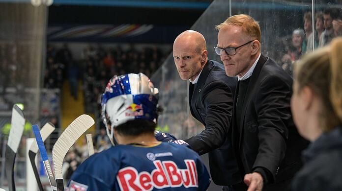 Toni Söderholm (hinten) wird aller Voraussicht nach weiterhin Cheftrainer des EHC Red Bull München bleiben. Interims-Co-Trainer Niklas Hede (r.) könnte eine dauerhafte Lösung werden.