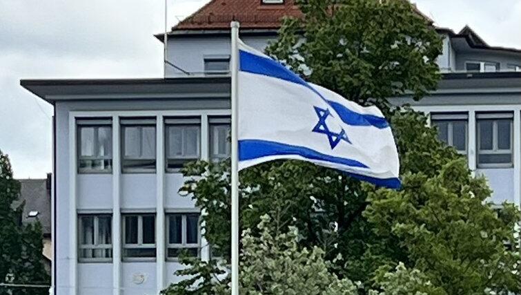 Das Israelische Generalkonsulat in der Barer Straße ist von einem hohen Zaun umgeben, über den jemand den verdächtigen Gegenstand warf.