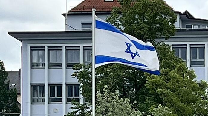 Das Israelische Generalkonsulat in der Barer Straße ist von einem hohen Zaun umgeben, über den jemand den verdächtigen Gegenstand warf.