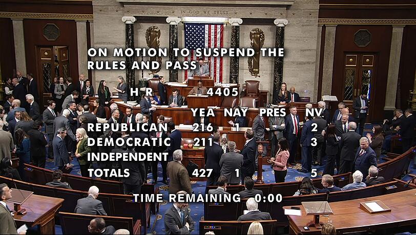 427 der Abgeordneten stimmten für die Veröffentlichung der Akten, nur ein Republikaner votierte mit Nein. 427 der Abgeordneten stimmten für die Veröffentlichung der Akten, nur ein Republikaner votierte mit Nein.