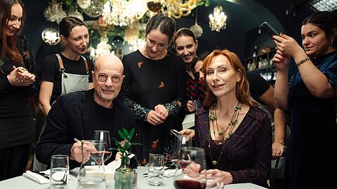 "Ein Taxi f&uuml;r zwei": Gregor (Christian Berkel, l.) und Elke (Andrea Sawatzki, r.) werden beim Dinner von Fans umringt.