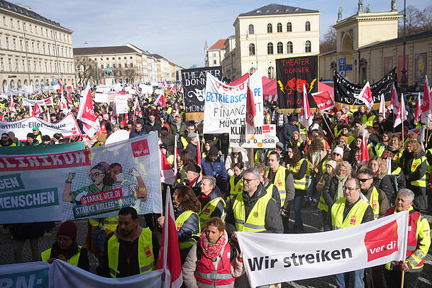 Die Polizei z&auml;hlte etwa 5100 Teilnehmer und Teilnehmerinnen auf der Demonstration.