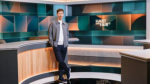 Louis Klamroth diskutiert montags in seiner ARD-Talkshow "Hart aber fair" mit prominenten G&auml;sten.