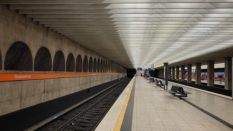 Bis 2007 war die Haltestelle Olympiazentrum die Endstation der U3. Der Bahnhof steht seit 2020 unter Denkmalschutz. Rundherum gibt es Kioske, einen D&ouml;nerladen und gebrannte Mandeln.