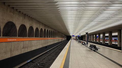 Bis 2007 war die Haltestelle Olympiazentrum die Endstation der U3. Der Bahnhof steht seit 2020 unter Denkmalschutz. Rundherum gibt es Kioske, einen D&ouml;nerladen und gebrannte Mandeln.