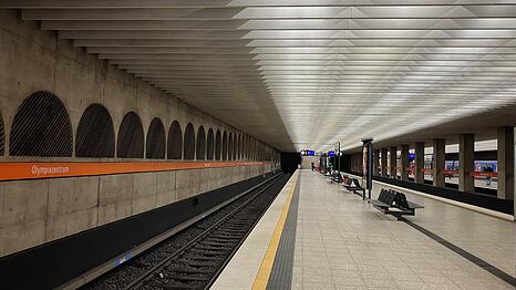 Bis 2007 war die Haltestelle Olympiazentrum die Endstation der U3. Der Bahnhof steht seit 2020 unter Denkmalschutz. Rundherum gibt es Kioske, einen D&ouml;nerladen und gebrannte Mandeln.