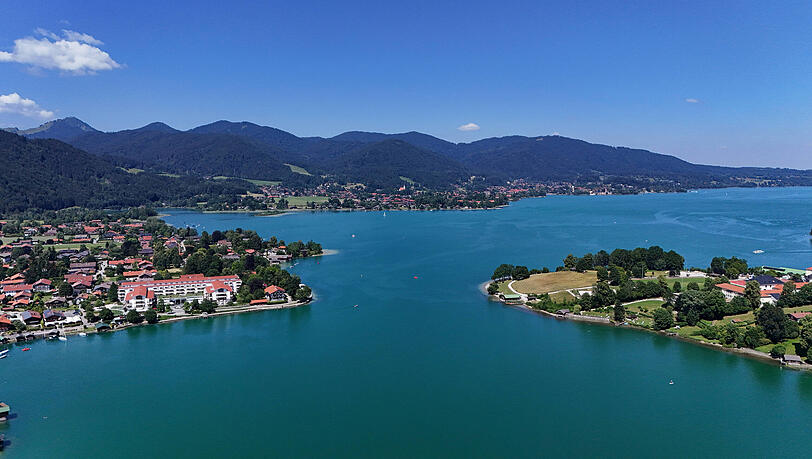 Ein Sommertag am Tegernsee. Wer ein Haus in Rottach-Egern (l.) oder Tegernsee (r.) erwerben m&ouml;chte, braucht sehr viel Geld.