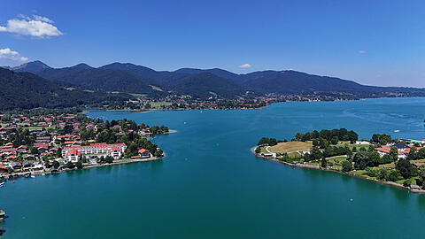 Ein Sommertag am Tegernsee. Wer ein Haus in Rottach-Egern (l.) oder Tegernsee (r.) erwerben möchte, braucht sehr viel Geld. Ein Sommertag am Tegernsee. Wer ein Haus in Rottach-Egern (l.) oder Tegernsee (r.) erwerben möchte, braucht sehr viel Geld.