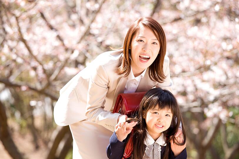 In Japan findet zur Einschulung die feierliche Zeremonie "Nyūgakushiki" statt, bei der Kinder und Eltern von Lehrkräften willkommen geheißen werden. Vor dem ersten Schultag kaufen japanische Familien ihrem Schulanfänger den "Randoseru", einen traditionellen Schulranzen aus Leder. Das Schuljahr beginnt im April und die Kirschblüte wird oft als Hintergrund für Fotos genutzt. In Japan findet zur Einschulung die feierliche Zeremonie "Nyūgakushiki" statt, bei der Kinder und Eltern von Lehrkräften willkommen geheißen werden. Vor dem ersten Schultag kaufen japanische Familien ihrem Schulanfänger den "Randoseru", einen traditionellen Schulranzen aus Leder. Das Schuljahr beginnt im April und die Kirschblüte wird oft als Hintergrund für Fotos genutzt.