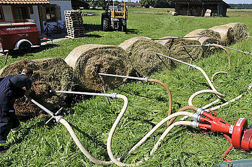 Feuerwehr-Einsatz mal anders: Die Heuballen mussten gekühlt werden