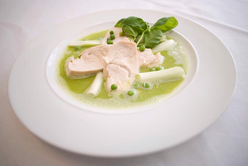 Pochiertes Huhn mit Erbsenpüree