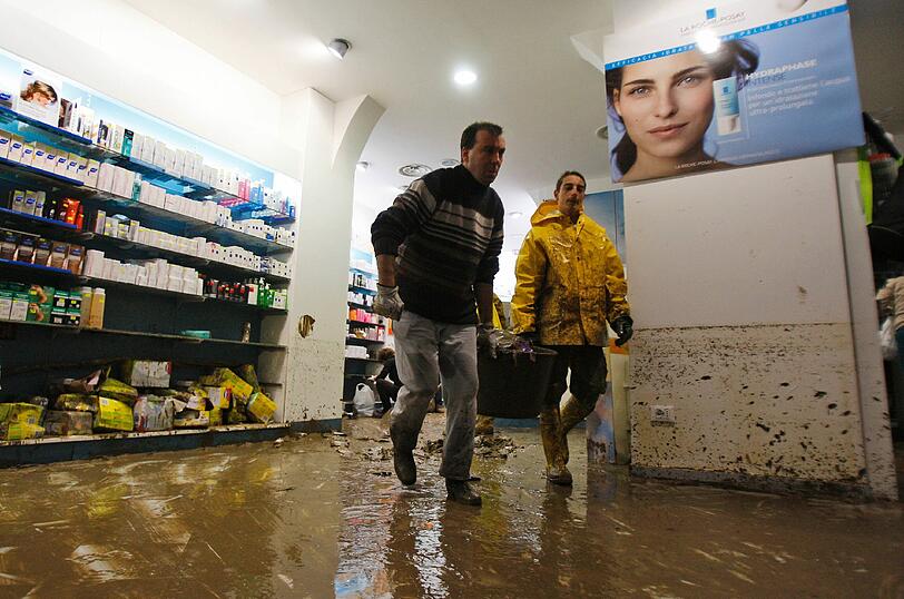 Starker Regen hatte am Freitag den Fluss Bisagno über die Ufer
treten lassen. In der abschüssigen Genueser Straße führte das zu
einer reißenden Flutwelle.