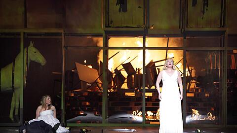 Nina Stemme (Brünnhilde, links Anna Gabler als Gutrune) im dritten Akt der "Götterdämmerung".