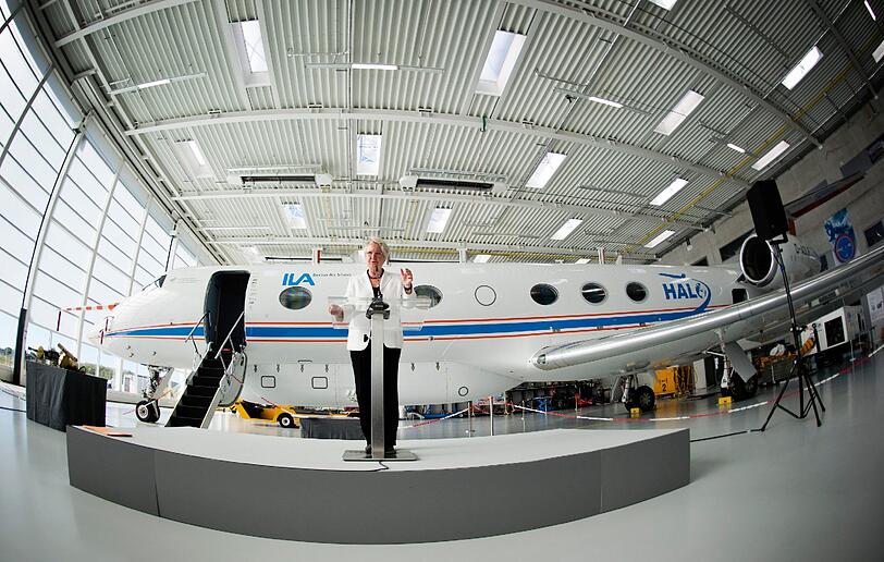 Mit dem neuen Forschungsflugzeug HALO will
Deutschland in der Energie- und Klimaforschung neue Maßstäbe setzen.
Am Montag übergab Bundesforschungsministerin Annette Schavan (CDU)
HALO im Deutschen Zentrum für Luft- und Raumfahrt (DLR) im Weßlinger
Ortsteil Oberpfaffenhofen im Landkreis Starnberg an die
Wissenschaft.