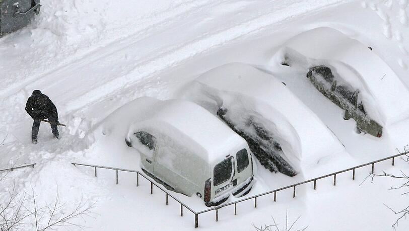 Ein Mann in Kiew gräbt sein Auto aus einem Schneehaufen. Die ukrainische Hauptstadt versinkt im Schnee. Ein Mann in Kiew gräbt sein Auto aus einem Schneehaufen. Die ukrainische Hauptstadt versinkt im Schnee.