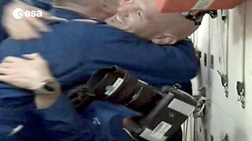 Endlich an Bord: Alexander Gerst wird von der Besatzung der Raumstation ISS in Empfang genommen.