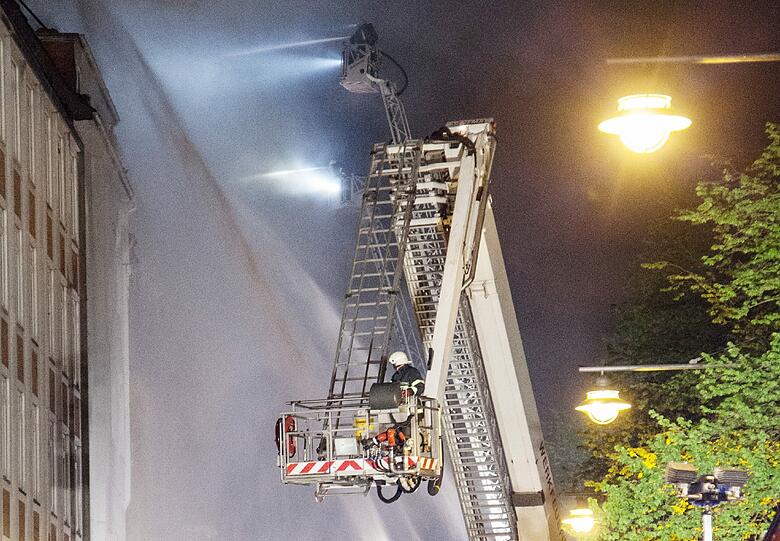 Die Feuerwehr war mit über 160 Einsatzkräften und rund 45 Fahrzeugen vor Ort. Foto: Florian Kater