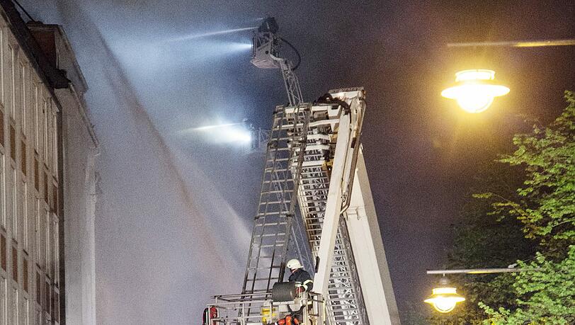 Die Feuerwehr war mit über 160 Einsatzkräften und rund 45 Fahrzeugen vor Ort. Foto: Florian Kater Die Feuerwehr war mit über 160 Einsatzkräften und rund 45 Fahrzeugen vor Ort. Foto: Florian Kater