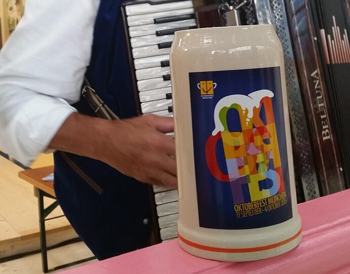 Das ist das Ding! So schaut er aus, der Wiesn-Maßkrug 2015.