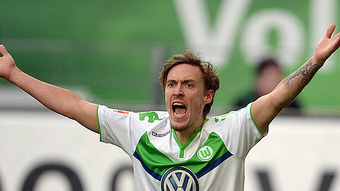 Der gescholtene Fußballer Max Kruse wird weiter vom VfL Wolfsburg unterstützt.