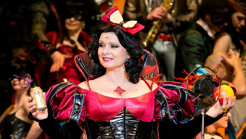 Emmerich Kálmáns "Die Herzogin von Chicago" als Gastspiel des Budapester Operettentheaters. Emmerich Kálmáns "Die Herzogin von Chicago" als Gastspiel des Budapester Operettentheaters.