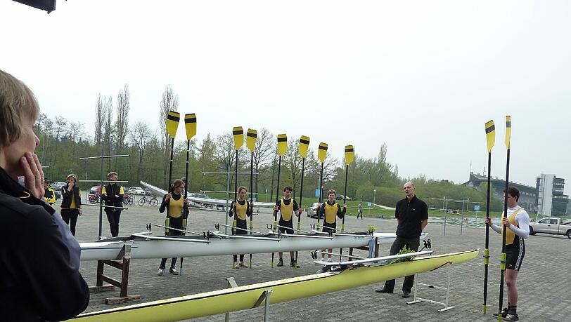 Bootstaufe bei der Rudergesellschaft München (RGM 72). Der Sportvorsitzende Thomas Schröpfer (Mitte) erklärt die neuen Bootsnamen. Bootstaufe bei der Rudergesellschaft München (RGM 72). Der Sportvorsitzende Thomas Schröpfer (Mitte) erklärt die neuen Bootsnamen.