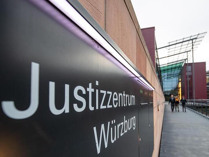 "Justizzentrum Würzburg" steht auf einem Schild im Eingangsbereich zum Landgericht. Foto: Daniel Karmann/dpa/Archivbild