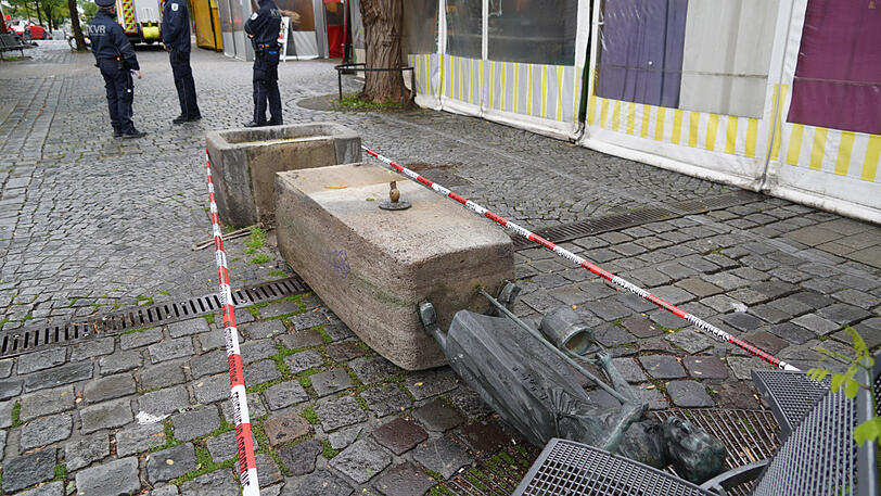Bilder vom Viktualienmarkt: Feuerwehr und Mitarbeiter des Kommunalen Außendienstes waren vor Ort.