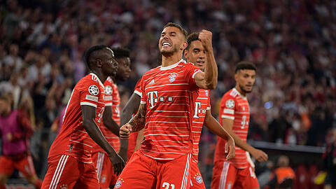 Geht ja auch ohne den Weltfußballer: Die Bayern um Torschütze Lucas Hernández (Mitte) feiern ihren Triumph über Barça und den glücklosen Ex-Kollegen Robert Lewandowski.