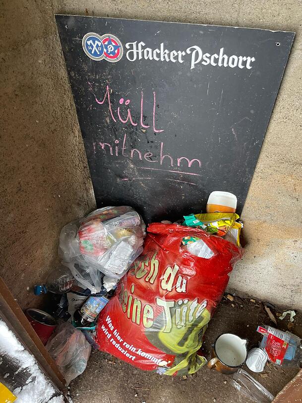 Müll und Chaos: So haben Benutzer den Schutzraum der Knorrhütte zurückgelassen. Müll und Chaos: So haben Benutzer den Schutzraum der Knorrhütte zurückgelassen.