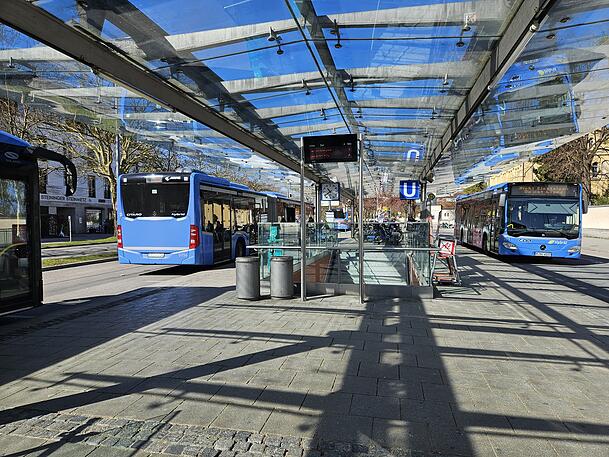 An der Baldurstra&szlig;e liegt der Busbahnhof. Mehrere Linien halten hier und viele Fahrg&auml;ste nutzen die Station zum Umstieg in die U-Bahn.
