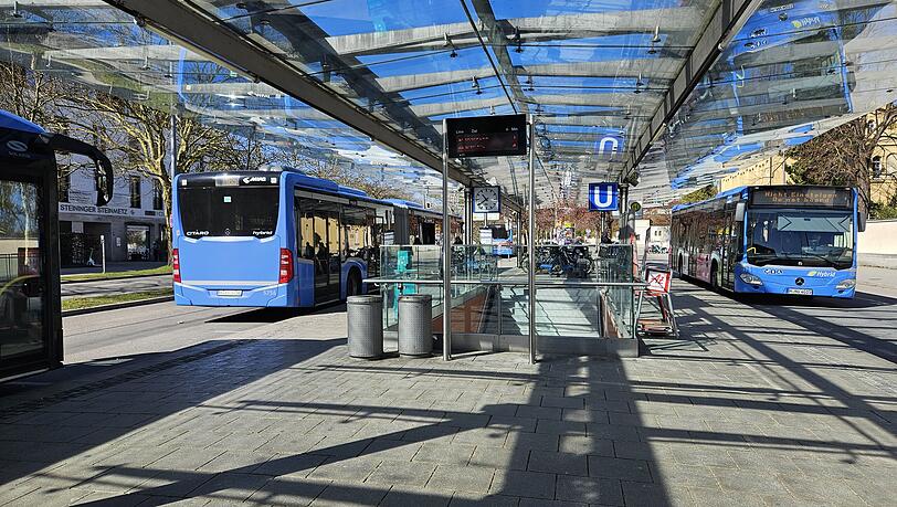 An der Baldurstra&szlig;e liegt der Busbahnhof. Mehrere Linien halten hier und viele Fahrg&auml;ste nutzen die Station zum Umstieg in die U-Bahn.