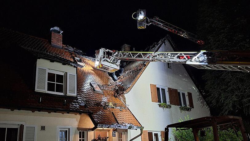 Um alle Glutnester l&ouml;schen zu k&ouml;nnen, musste die Dachhaut gro&szlig;fl&auml;chig ge&ouml;ffnet werden.
