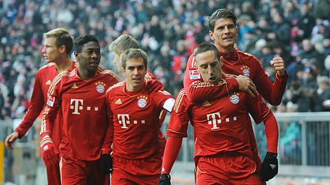 Zufrieden mit dem Spiel: Die Bayern bejubeln das 2:0 gegen den 1.FC Kaiserslautern