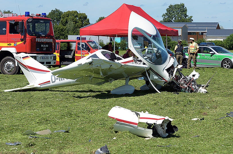Das zerstörte Kleinflugzeug in Durach auf der Graspiste. Aus unbekannter Ursache stürzte der Pilot kurz nach dem Start ab. Er wurde in seinem Cockpit eingeklemmt und schwer verletzt.