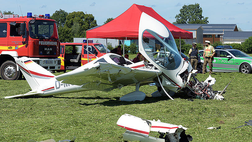 Das zerstörte Kleinflugzeug in Durach auf der Graspiste. Aus unbekannter Ursache stürzte der Pilot kurz nach dem Start ab. Er wurde in seinem Cockpit eingeklemmt und schwer verletzt. Das zerstörte Kleinflugzeug in Durach auf der Graspiste. Aus unbekannter Ursache stürzte der Pilot kurz nach dem Start ab. Er wurde in seinem Cockpit eingeklemmt und schwer verletzt.