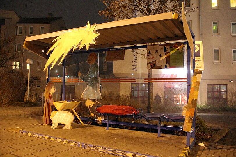 Ungewöhnlicher Anblick: Das MVG-Wartehäuschen im Advents- und Weihnachts-Look.