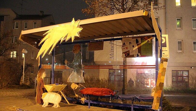 Ungewöhnlicher Anblick: Das MVG-Wartehäuschen im Advents- und Weihnachts-Look. Ungewöhnlicher Anblick: Das MVG-Wartehäuschen im Advents- und Weihnachts-Look.