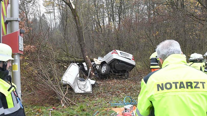 Bilder vom Unfallort: Der Merecedes ist vollkommen demoliert, die Feuerwehr konnte nur noch die Leiche des Fahrers bergen.