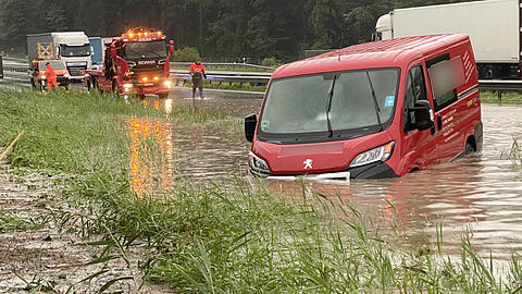 Ein Transporterfahrer hängt mit seinem Fahrzeug in den Fluten. Die A8 war zwischen Achenmühle und Frasdorf in beiden Richtungen voll gesperrt.