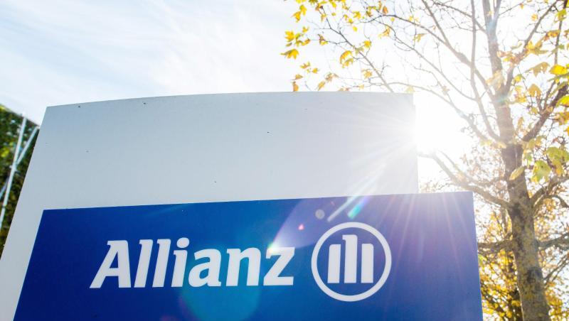 Ein Schild vor einem Gebäude der Allianz mit dem Logo des Versichungskonzerns steht im Gegenlicht der Sonne neben einem Baum. Foto: Marc Müller/dpa/Archivbild Ein Schild vor einem Gebäude der Allianz mit dem Logo des Versichungskonzerns steht im Gegenlicht der Sonne neben einem Baum. Foto: Marc Müller/dpa/Archivbild