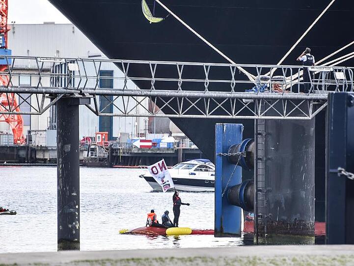 Aktivisten blockieren am Pfingstsonntag das Kreuzfahrtschiff "Zuiderdam" im Kieler Hafen und hindern es am Auslaufen.