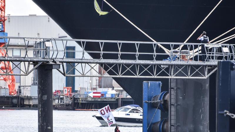 Aktivisten blockieren am Pfingstsonntag das Kreuzfahrtschiff "Zuiderdam" im Kieler Hafen und hindern es am Auslaufen. Aktivisten blockieren am Pfingstsonntag das Kreuzfahrtschiff "Zuiderdam" im Kieler Hafen und hindern es am Auslaufen.