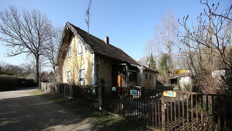 Schräg gegenüber haben Gerda Radspielers Großeltern 1925 dieses gelbe Haus gebaut. Es steht seit 2013 leer- wie inzwischen all die anderen Häusl, die damals in einer Siedlergenossenschaft entstanden sind.