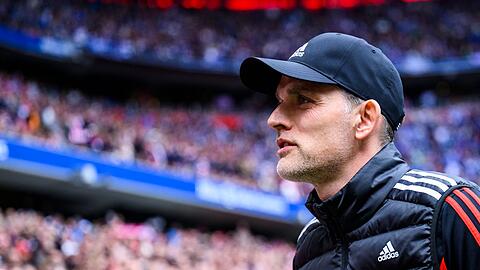 Thomas Tuchel steht vor einem Spiel im Stadion.